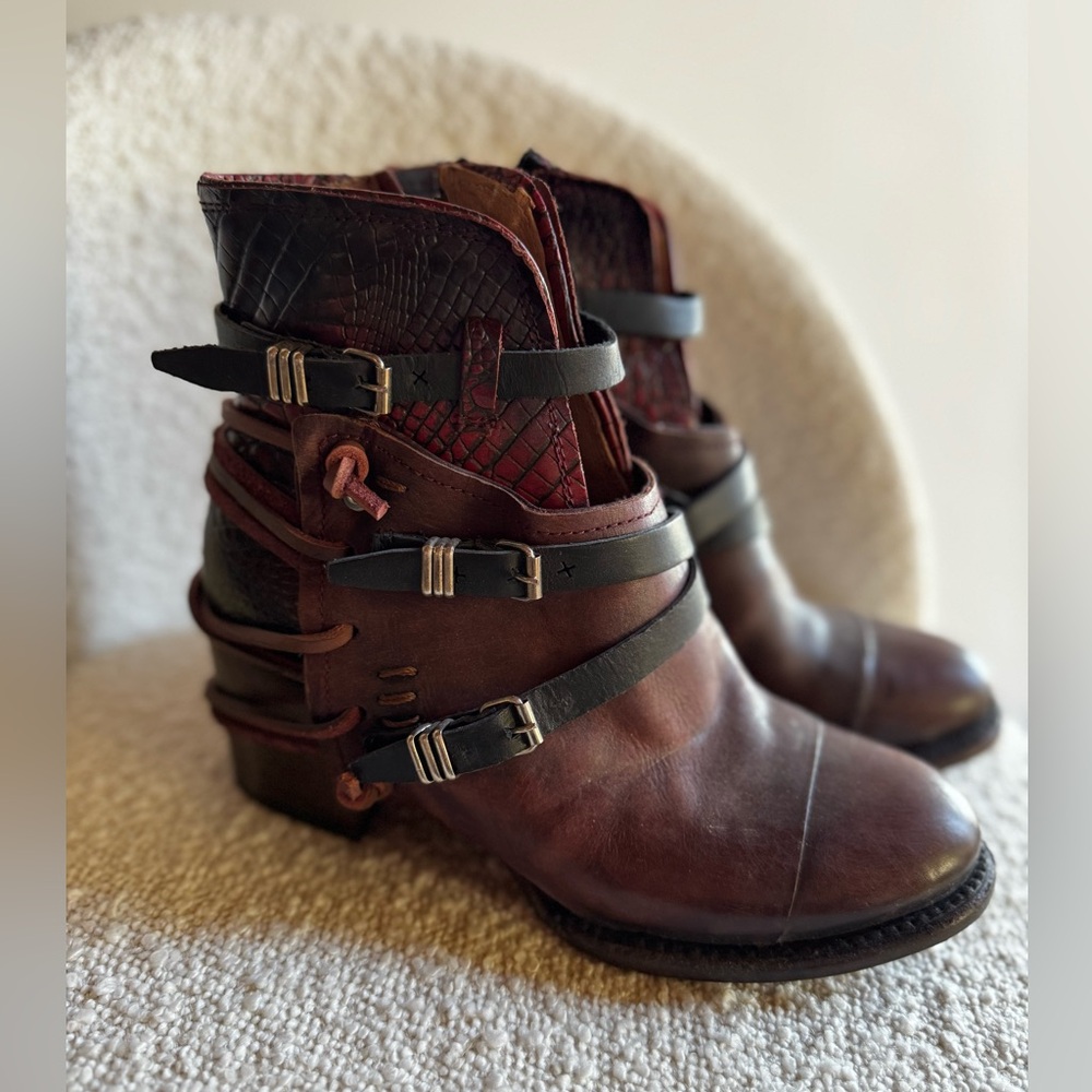 Steve Madden Freebird Crue size 8
red accents